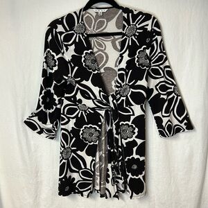Cabi Women’s Top Open Front with Tie Size M Black White Floral Soft Stretchy
